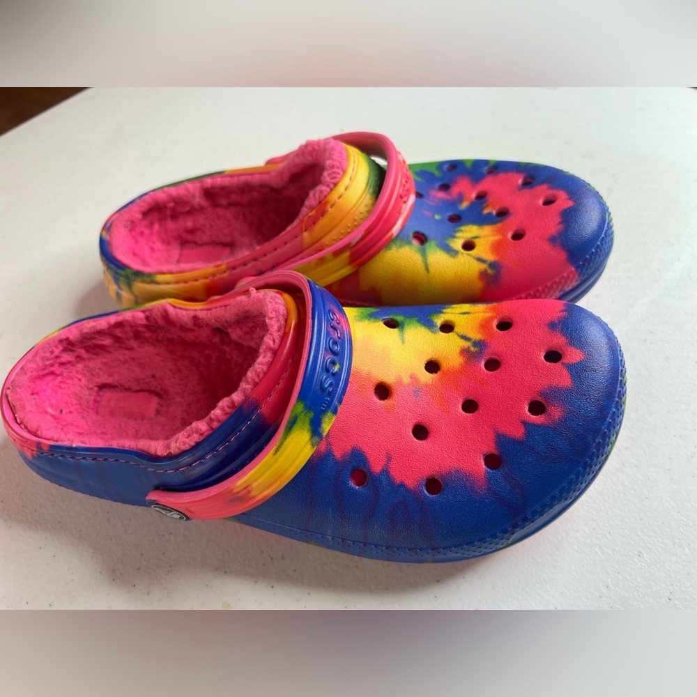 crocs slip on Clogs Shoes tie dye Pink Blue Yellow Fur Lined Women’s 6